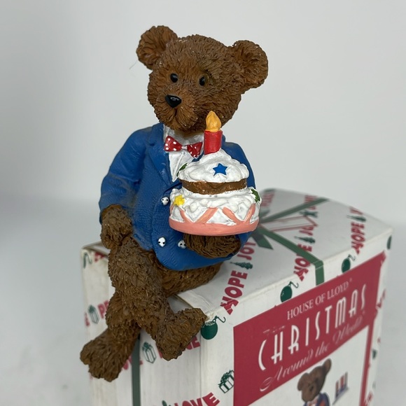 Vintage 1998 House Of Lloyd Christmas Seasonal Bear Sits on the edge of a shelf - Picture 4 of 14